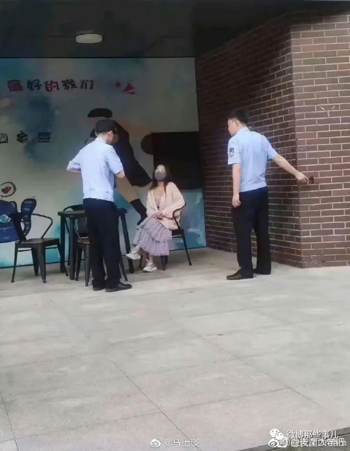 天津大学扣烧鸭饭监控视频曝光，女生事后疯狂逃跑，被抓回来赔了300