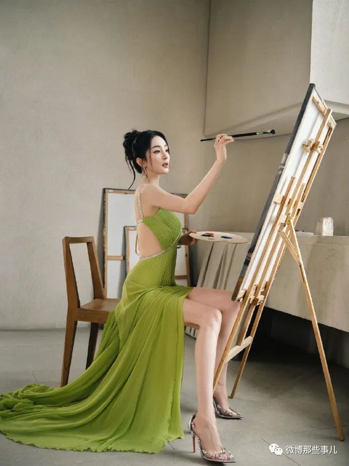 杨幂画画摆拍被网友吐槽了，说有一种擦边的感觉