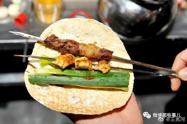 五一半个中国的人都去淄博吃烧烤了！一天一个副本，个个笑死个人！